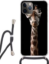 Hoesje met koord Geschikt voor iPhone 12 Pro Max - Giraffe - Bril - Zwart - Siliconen - Crossbody - Backcover met Koord - Telefoonhoesje met koord - Hoesje met touw