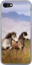 Geschikt voor iPhone SE 2020 hoesje - Paarden - Gras - Bergen - Siliconen Telefoonhoesje