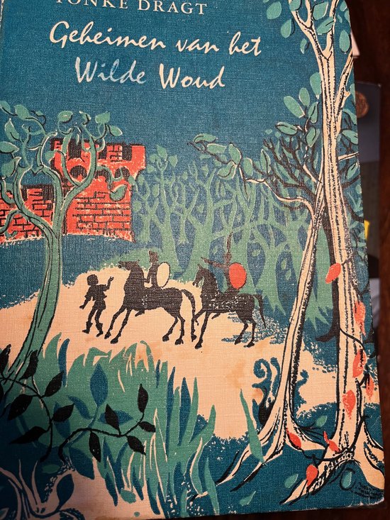 Boek "Geheimen van het Wilde Woud", illustratie van bomen en dieren, met Nederlandse tekst.