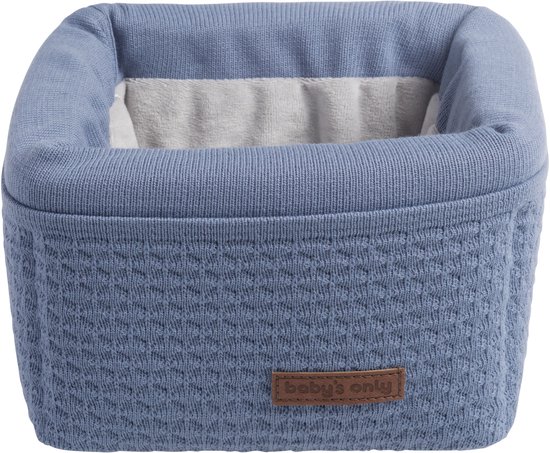 Baby's Only gebreid mandje in indigo blauw met een subtiel ruitpatroon en een label met 'baby's only'.