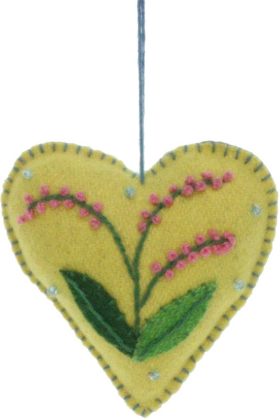 Geel vilten hartje met roze bloemen en groene blaadjes, met blauw draad aan een lus.