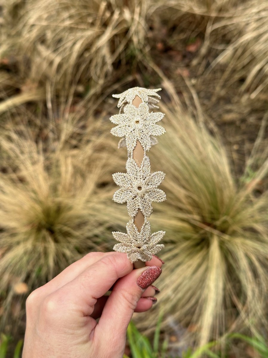 Diadeem - Meisjes diadeem - Haarband Bloem goud puntig blad - Meisjes haarband - Haarbandjes - Haaraccessoires - Haaraccessoires voor meisjes - Handmade - Gouden diadeem - Bruiloft - Haaraccessoires Bruiloft - Cadeautje