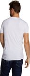 Man met baard, achterkant van een wit T-shirt met ronde hals, jeans.