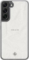Casimoda® hoesje - Geschikt voor Samsung Galaxy S22 - Vive La Vie - 2-in-1 case - Schokbestendig - Tekst - Verhoogde randen - Grijs, Transparant