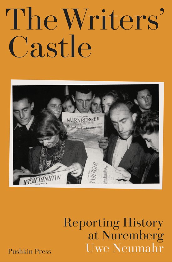 Boekcover met de titel 'The Writers' Castle' en een zwart-witfoto van mensen die kranten lezen met 'NÜRNBERGER' erop.
