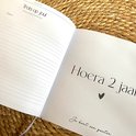 Een pagina met de titel 'Hoera 2 jaar' en de tekst 'Je bent een peuter'.