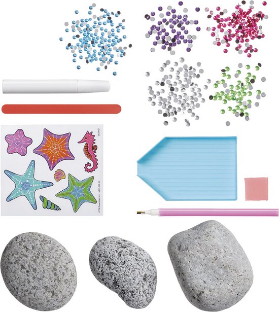 Drie grijze stenen, zakjes met strass steentjes in blauw, paars, roze en groen, en knutselspullen.