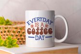 Mok Everyday is a coffee day - CoffeeLovers - Gift - Cadeau - MorningBrew - CaffeineAddict - CoffeeTime - KoffieLiefhebbers - KoffieTijd - KoffieVerslaving - EspressoKunst