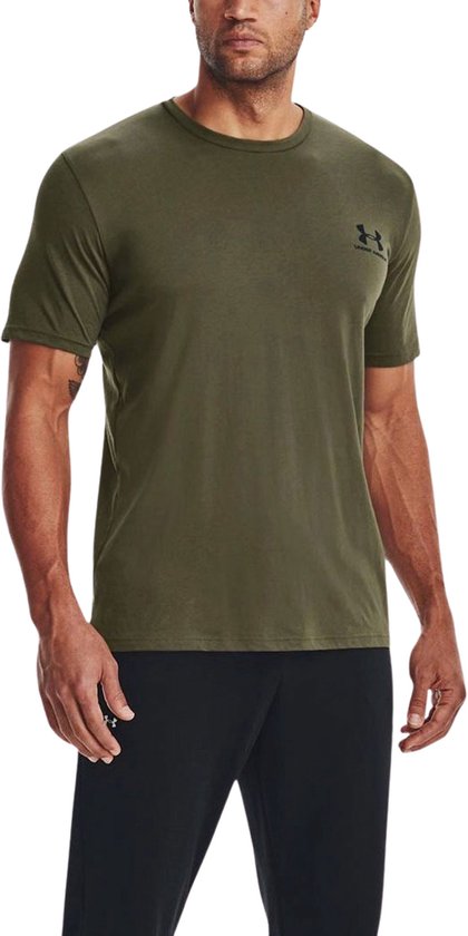 Man draagt een donkergroen Under Armour sportshirt met korte mouwen en logo op de borst.