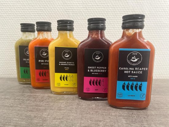 Hete Sauzen Pakket met 5 Hot Sauces - Carolina Reaper, Jalapeño, Madame Jeanette, Ghost Pepper, Adjuma - Handgemaakt in Nederland - Vegan, Glutenvrij, Keto friendly - Natuurlijke en verse ingrediënten van de lokale boer - Saus Met Pit - 5x 100ml