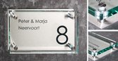 Glazen naambordje met RVS en namen en huisnummer - glazenbordje - huisnummerbordje - nummerbordje - huisidentificatie - deurbordje - deudecoratiebordje