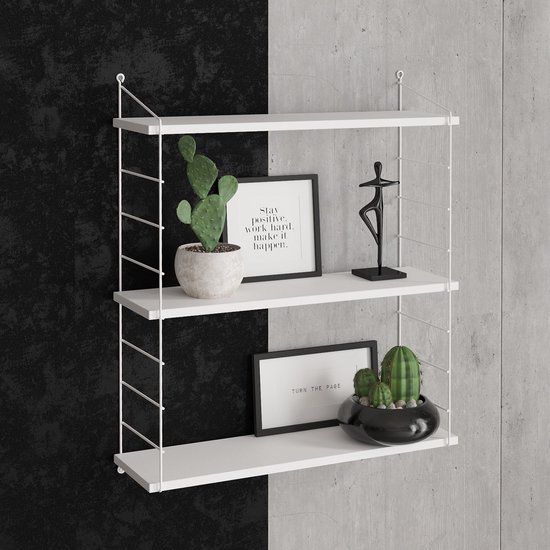 Wit wandrek met drie planken, decoratief met cactussen, lijsten en een beeldje.