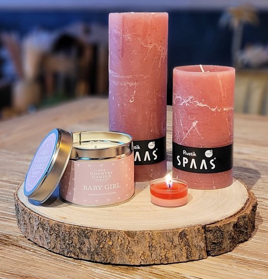 28 Delige XL Geurkaarsen Set SPAAS© Kaarsen Cadeau Idee - BABY GIRL (Pink) - Kaarsen Plankje met 1 Grote Country Candle Geurkaars + 24 Clearlight Geurkaarsen 'Morning Breese’ + 2 Rustieke Stompe Kaarsen (60 en 95 Branduren)