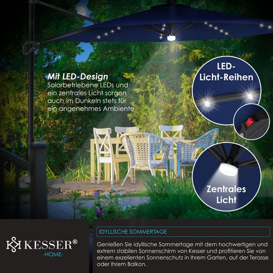 Donkerblauwe zweefparasol met LED-verlichting in het doek en een centrale lamp, verlicht een tuinmeubelset.