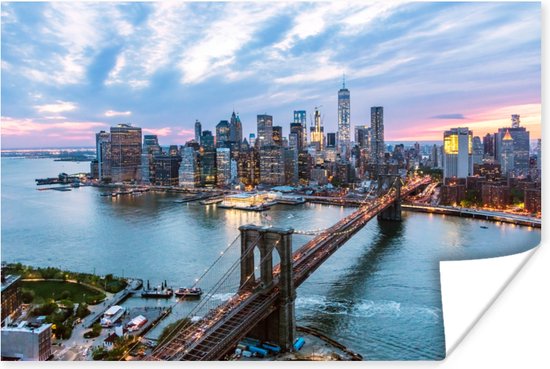 Luchtfoto Brooklyn Bridge in New York met bijzondere wolken Poster 90x60 cm - Foto print op Poster (wanddecoratie woonkamer / slaapkamer) / Amerikaanse steden Poster