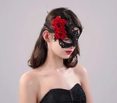 Kanten masker met rode rozen