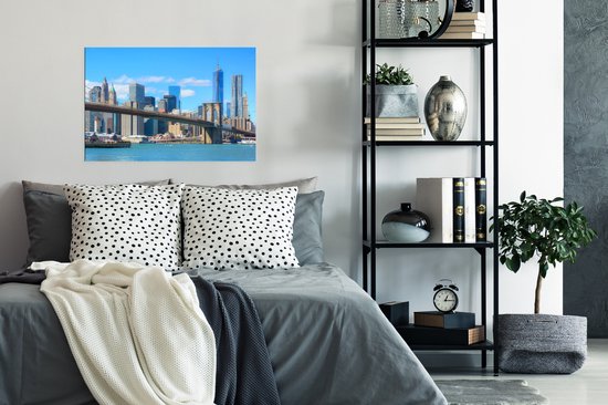 Brooklyn Bridge in Amerika onder een blauwe hemel poster 90x60 cm - Foto print op Poster (wanddecoratie woonkamer / slaapkamer) / Bruggen Poster
