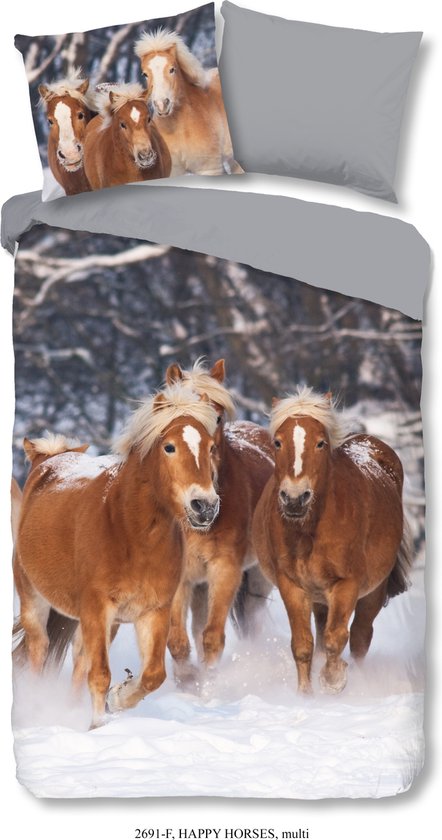 Dekbedovertrek met drie rennende bruine paarden met blonde manen, in besneeuwd landschap. Tekst: 2691-F, HAPPY HORSES, multi.