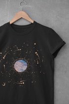 Shirt - Space and universe - Wurban Wear | Grappig shirt | Leuk cadeau | Unisex tshirt | Mindfulness | Horoscoop | Spiritualiteit | Universum | Manifesteren | Zwart