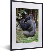 Fotolijst incl. Poster - Zijaanzicht van een etende Gorilla - 30x40 cm - Posterlijst