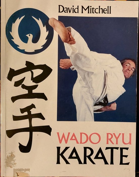 Boek met David Mitchell die een karatetrap uitvoert, met het Wado Ryu Karate logo en Chinese karakters.