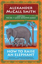 Boekomslag: Alexander McCall Smith, "How to Raise an Elephant". Een olifant met kleintje onder een boom met aapjes, in oranje en groene Afrikaanse patronen.