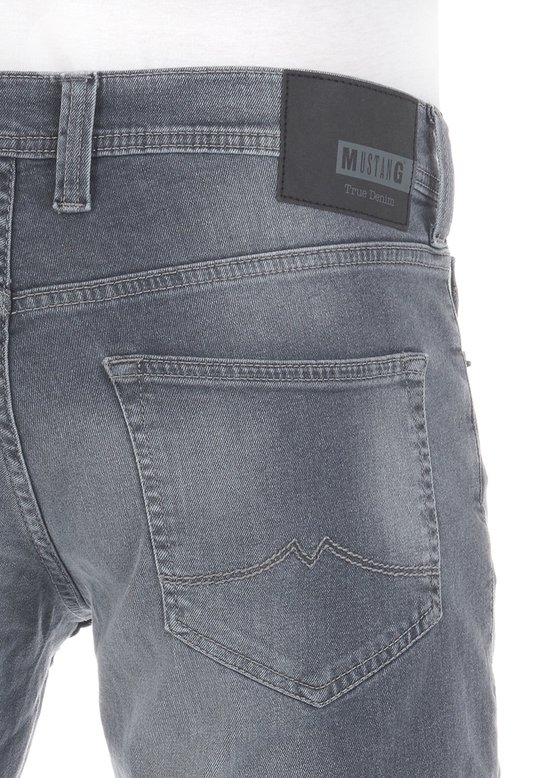 Achterkant van een grijze Mustang 'True Denim' jeans met typische stiksels op de achterzakken.