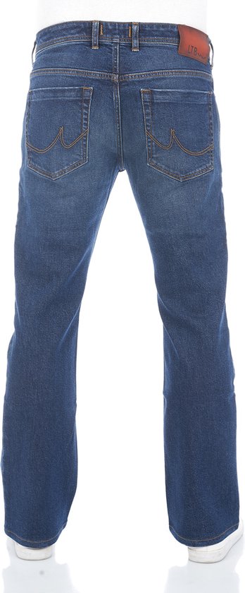 Achterkant van blauwe LTB bootcut jeans met leren logo patch en witte sneakers.