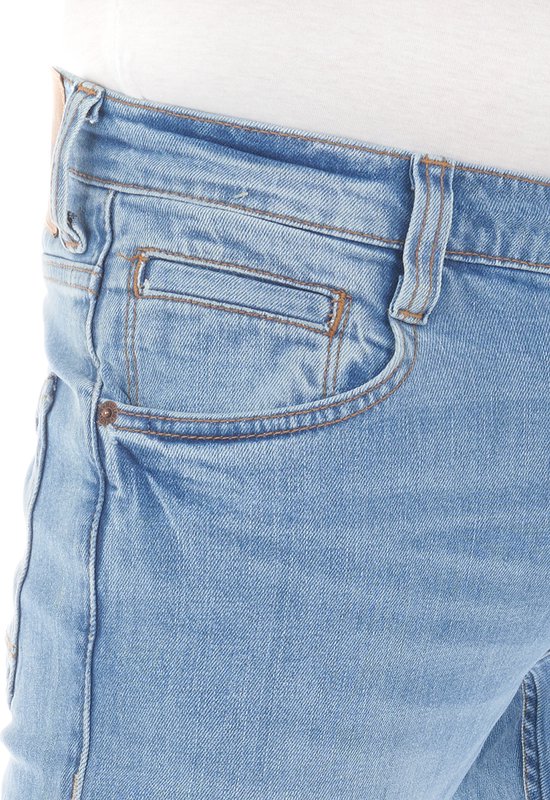 Detail van de voorzak en riemlussen van een lichtblauwe Mustang jeans.