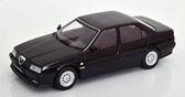 Het 1:18 Diecast-model van de Alfa Romeo 164 Q4 uit 1994 in zwart. De fabrikant van het schaalmodel is Triple9. Dit model is alleen online verkrijgbaar