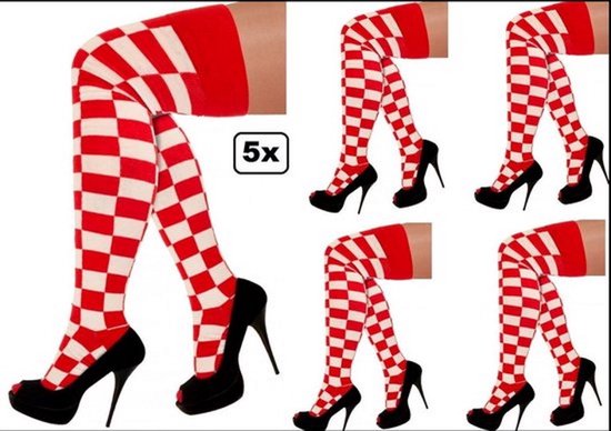 Hoge rode en witte geruite sokken tot boven de knie gedragen met zwarte peeptoe schoenen.