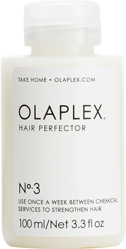 Witte fles Olaplex Hair Perfector No.3 met fliptopdop. Tekst op de fles: 'TAKE HOME OLAPLEX.COM THE ORIGINAL OLAPLEX HAIR PERFECTOR N°.3 USE ONCE A WEEK BETWEEN CHEMICAL SERVICES TO STRENGTHEN HAIR'.