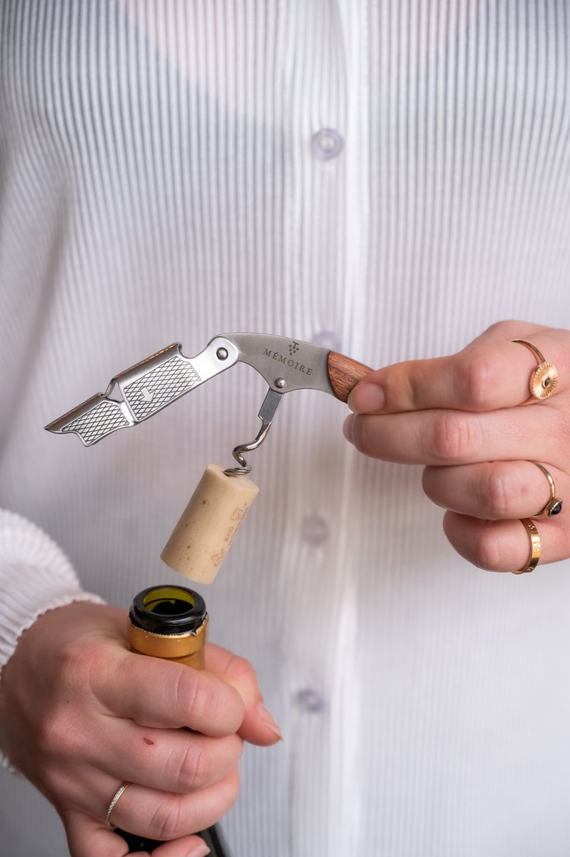 Mémoire® Couteau Sommelier Kurkentrekker - Wijnopener - Perfect cadeau voor wijnliefhebbers - 3 in 1 Kelnersmes - Kurkentrekker Wijn - Premium kelnermes van pakkahout met rosewood look - stijlvolle en functionele kurkentrekker - Horeca wijnopener — cadeau in Kookcadeaus - foto 7