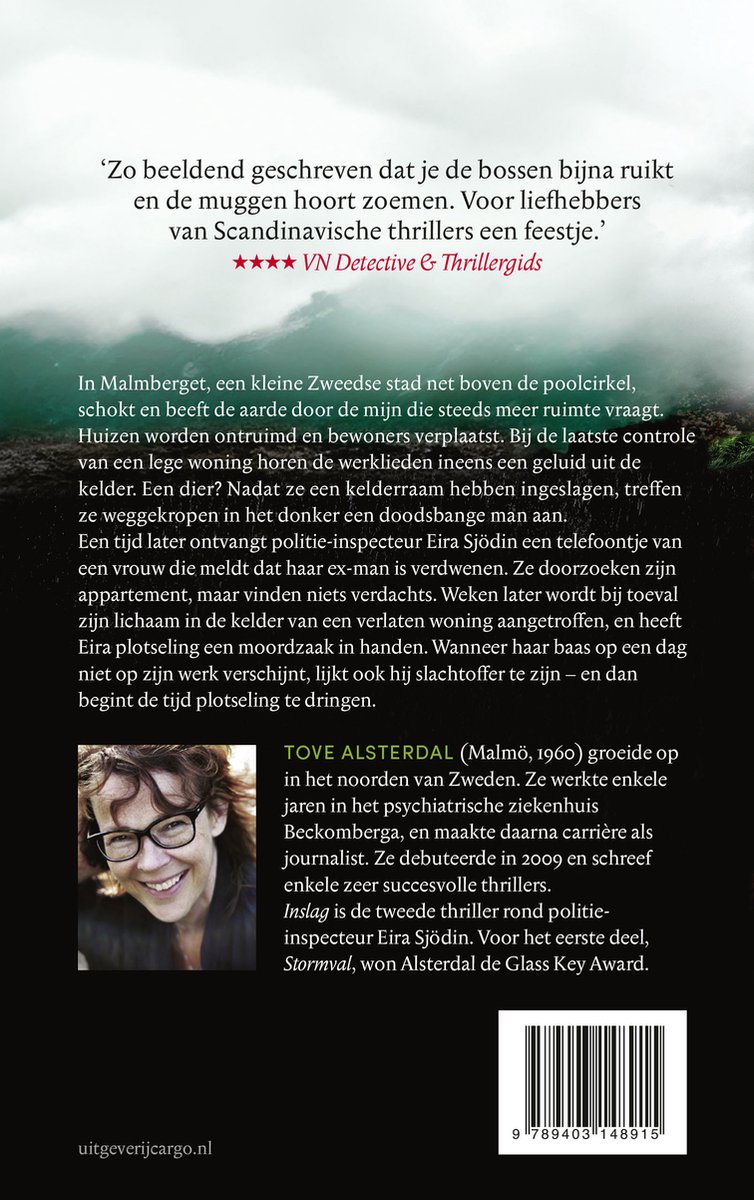 Boekcover met tekst. Vrouw met bril en bruin haar kijkt naar de camera, glimlachend. Achtergrond groen met donkere wolken.