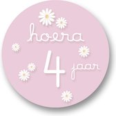 Traktatie Stickers - Hoera 4 jaar - Madeliefjes - Sluitstickers - Kinderfeest Traktatie - Uitdelen - Uitdeeltraktatie - Wensetiket - Rond - 40mm - Glossy sticker