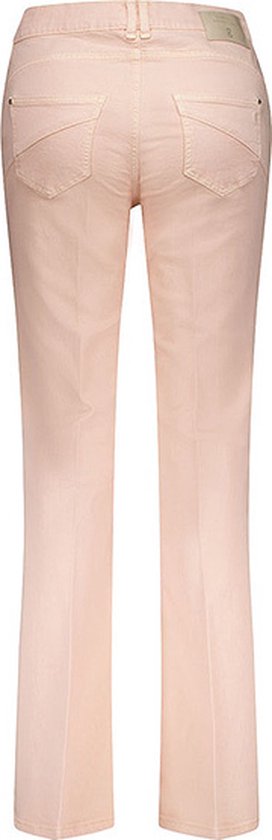 Achterkant van lichtroze jeansbroek voor dames met steekzakken en opgestikte achterzakken.