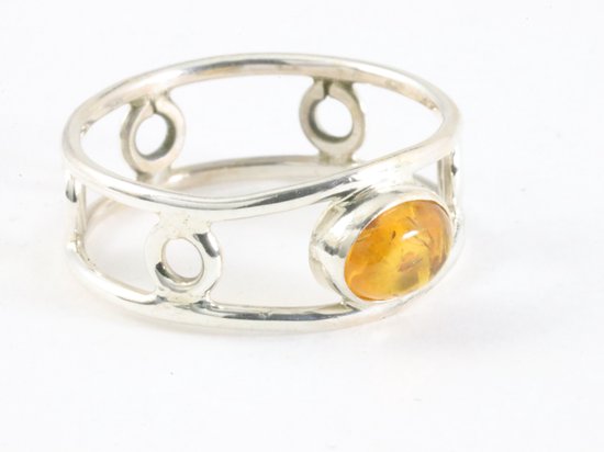 Fijne opengewerkte zilveren ring met amber
