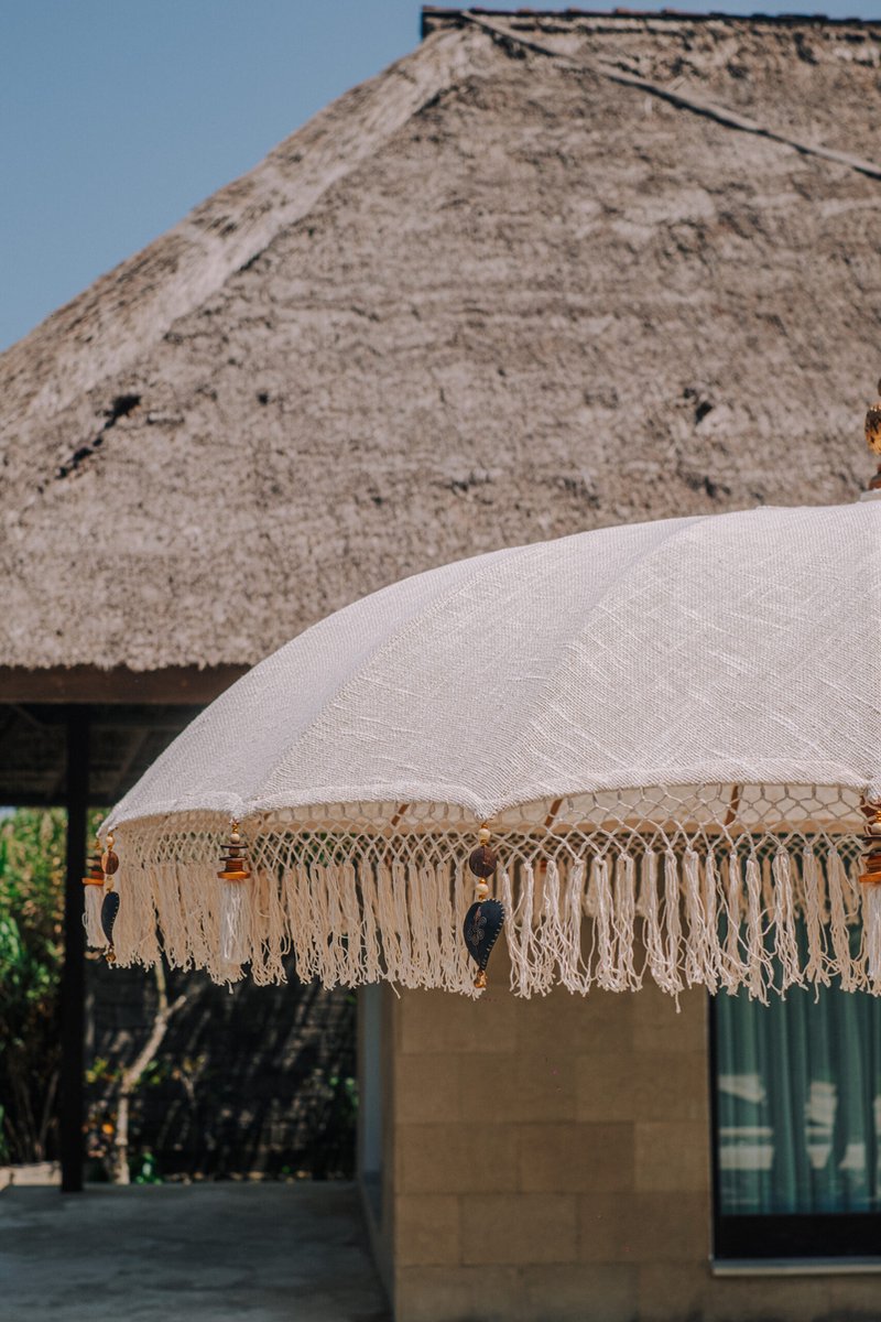 Elegant linnen Bali parasol with a 250cm diameter, featuring a stylish design by Todo Bien.