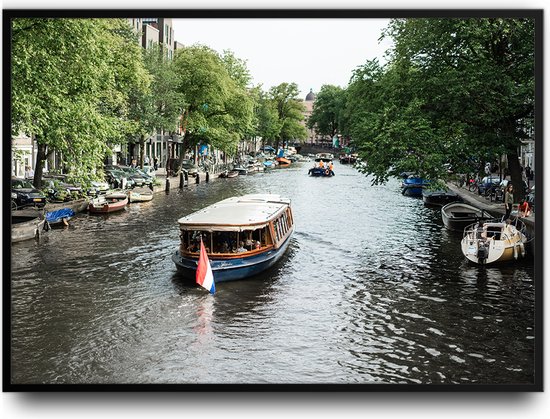 Rondvaartboot op de Amsterdamse grachten Fotolijst met glas 40 x 50 cm - Prachtige kwaliteit - Nederland - Foto - Poster - Harde lijst met Glazen plaat ervoor - inclusief ophangsysteem
