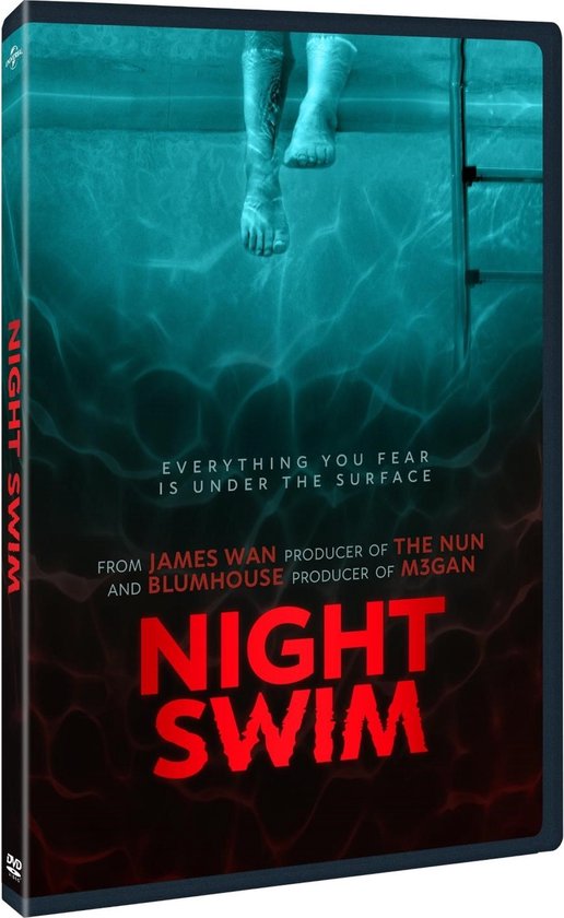 DVD hoes van Night Swim met de tekst 'EVERYTHING YOU FEAR IS UNDER THE SURFACE'. Voeten zijn zichtbaar onder water.