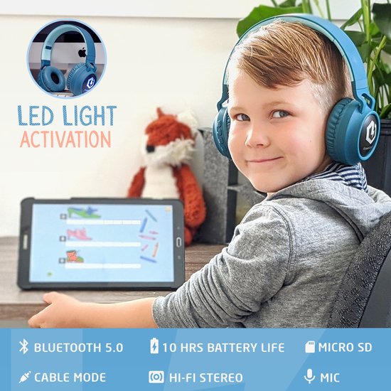 Jongen met blauwe PowerLocus koptelefoon, met LED lampjes. Bluetooth 5.0, 10 uur batterij.