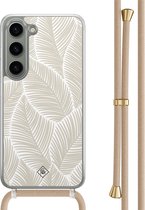 Casimoda® hoesje met beige koord - Geschikt voor Samsung S23 - Palm Leaves Beige - Afneembaar koord - TPU/polycarbonaat - Bruin/beige