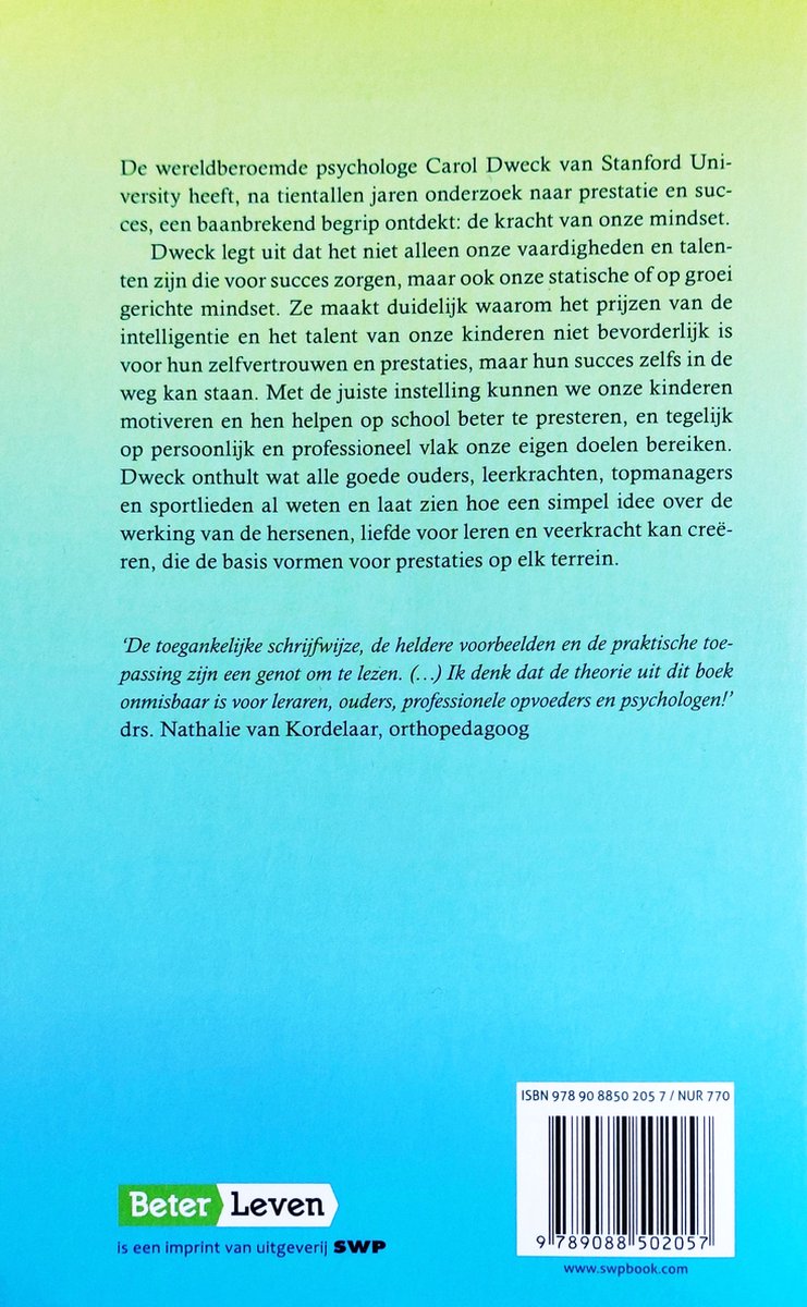 Achterkant van een boek met tekst over psychologie en mindset, ISBN-nummer en uitgever SWP.