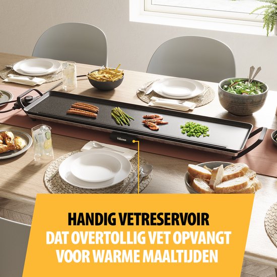 Appareil à raclette sur une table avec saucisses, crevettes, courgette, petits pois, avec salade et pain. Texte : 'Pratique bac à graisse qui recueille l'excès de graisse'.