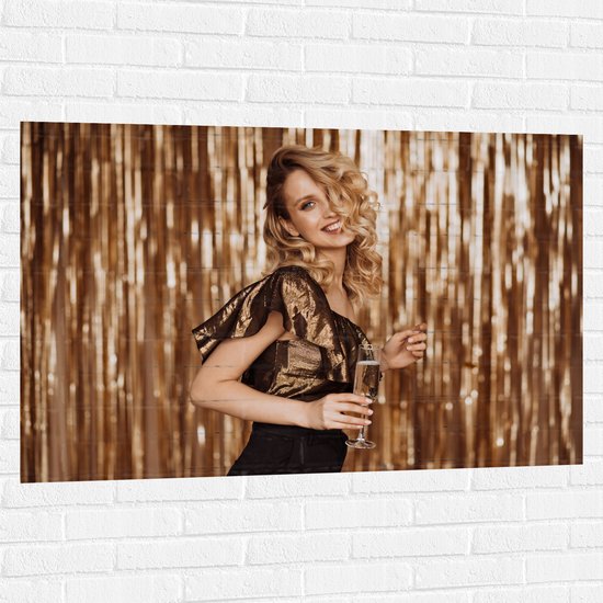 Muursticker - Vrouw - Model - Krullen - Fotoshoot -Drinken - Champagne - Goud - 120x80 cm Foto op Muursticker