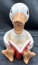 Decoratief polyresin dier met boek "zittende eend" - meerkleurig - hoogte 15x9x9 cm - Voor binnen of buiten - Tuinaccessoires - Woonaccessoires - Decoratieve beeldjes