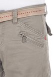 Close-up van de zijkant van een grijze cargo broek met ritssluiting, riem met rode stiksels.