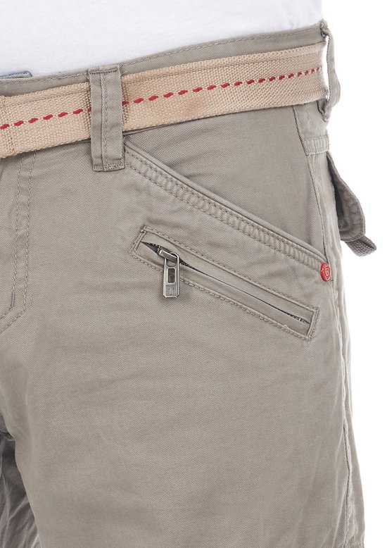 Close-up van de zijkant van een grijze cargo broek met ritssluiting, riem met rode stiksels.