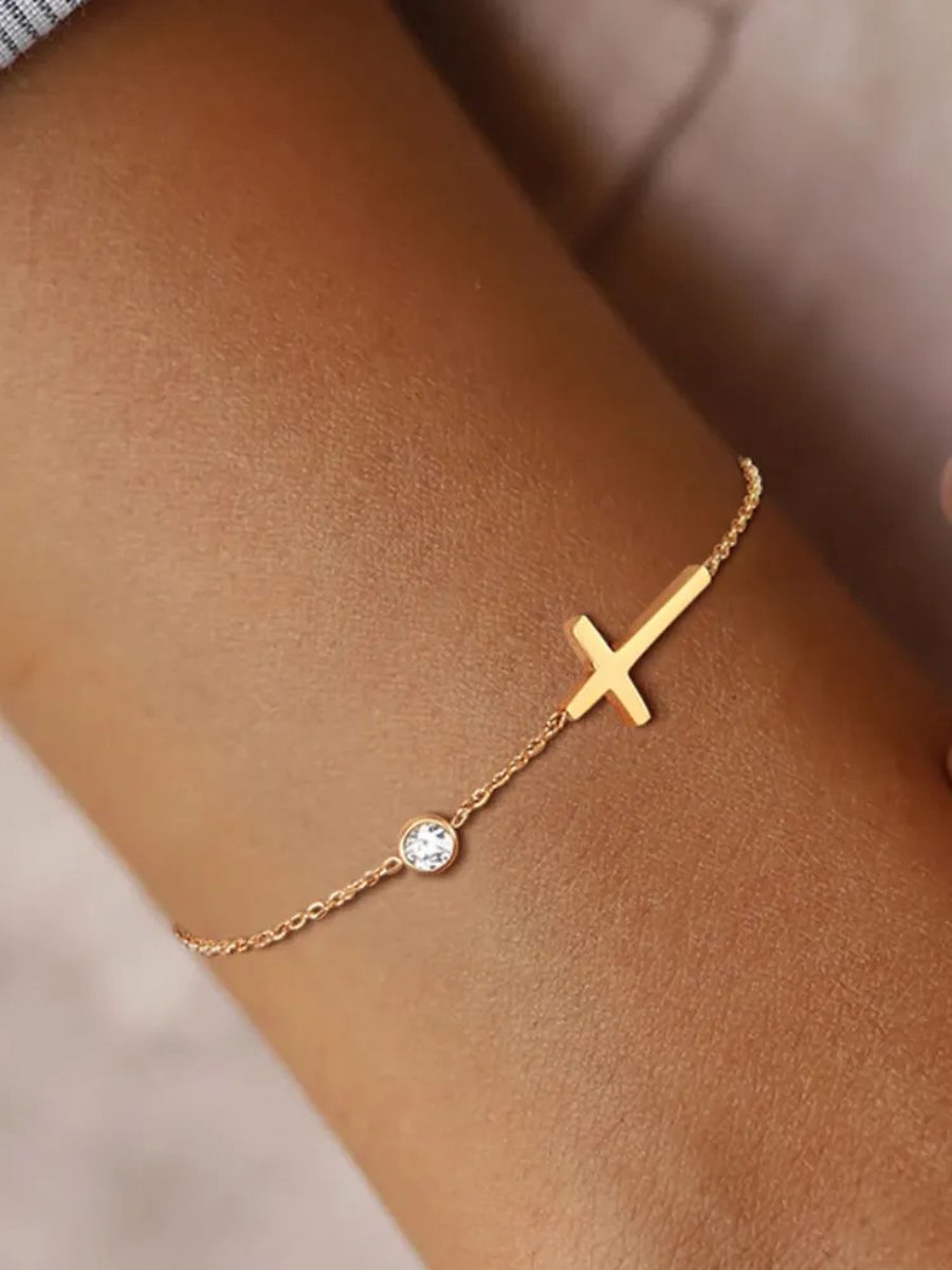 Goudkleurig RVS armband met een kruisje en subtiel steentje, Stainless Steel, goudkleurige armband, dames armbandje, gouden sieraad - Akyol