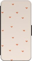Leuke Telefoonhoesjes - Bookcase hoesje geschikt voor iPhone 14 - Cute hearts - Wallet case met pasjeshouder - Print / Illustratie - Beige